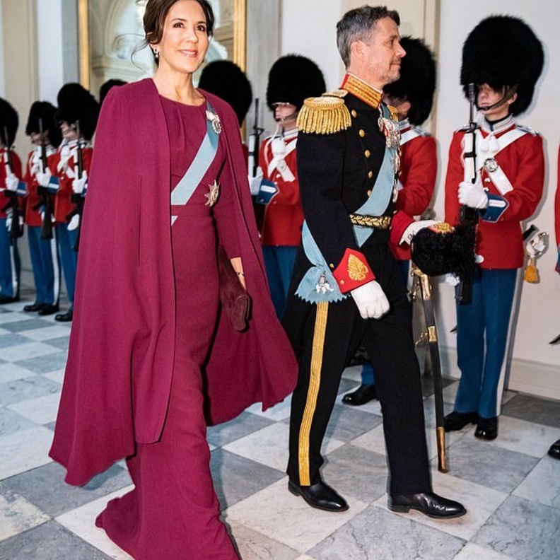  أكملت الأميرة ماري اللوك بحذاء مخملي وحقيبة كلاتش باللون البرغندي