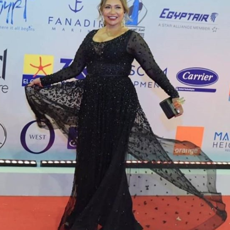 اطلالة في فستان ميدي مع جزمة عالية نسقتها ليلى علوي