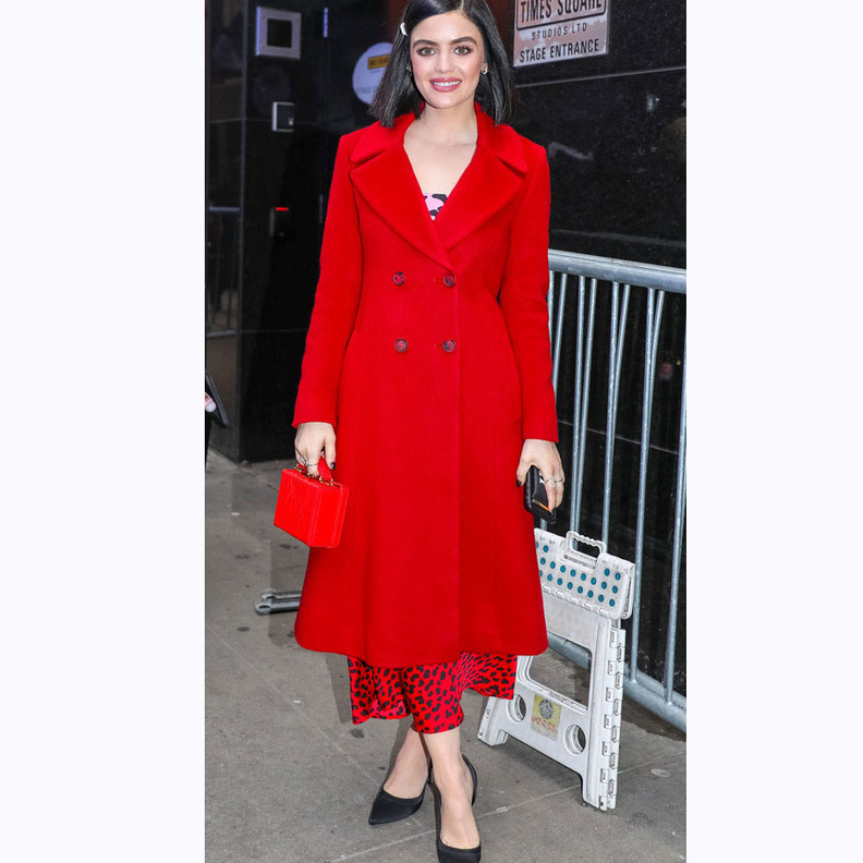 اطلالة راقية للنجمة CHARLIZE THERON مع الفستان المربع بالخطوط الصغيرة وتفاصيل الشبك على الاكتاف