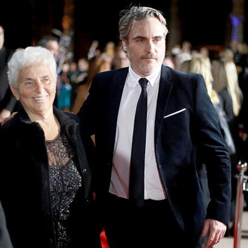 خواكين فينيكس و أمه 