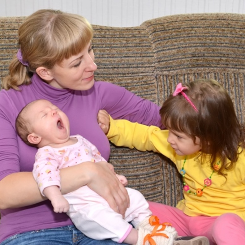 كيفية التعامل مع الطفل الغيور