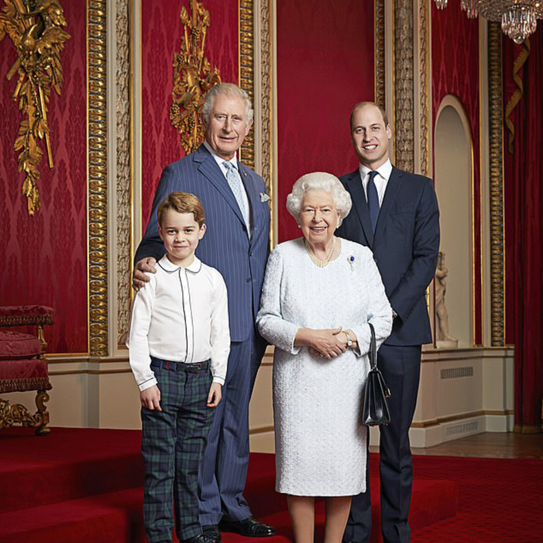 ملكة بريطانيا تظهر بحقيبتها المفضلة منذ 50 عاما في أحدث صورها الرسمية