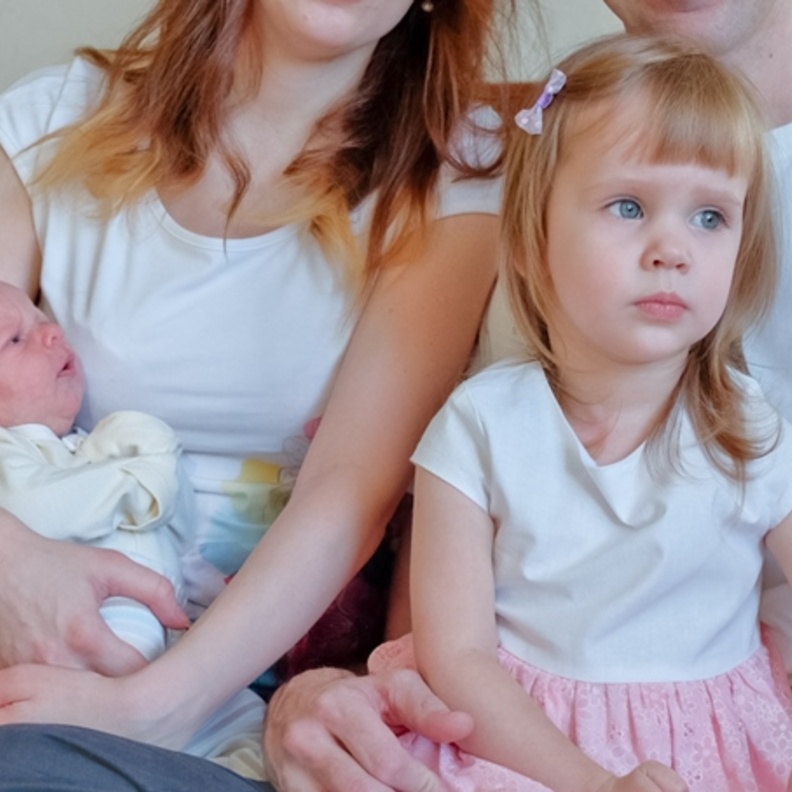 طرق تخفيف غيرة الاطفال من المولود الجديد