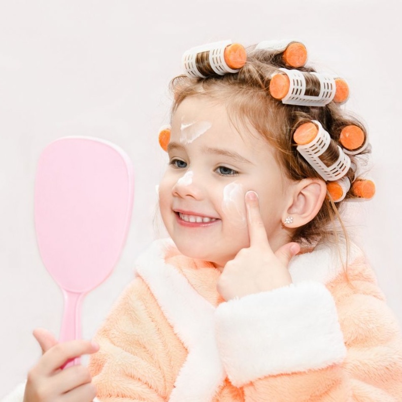  طرق العناية ببشرة البنات الصغيرات