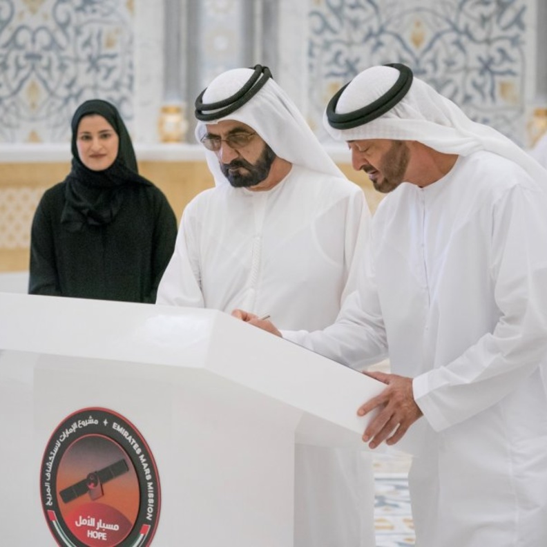 محمد بن راشد ومحمد بن زايد يوقعان على القطعة الأخيرة في مسبار الأمل