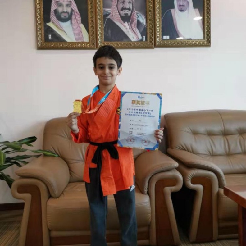 تفوق الطفل عبدالعزيز عسيري بالميدالية الذهبية