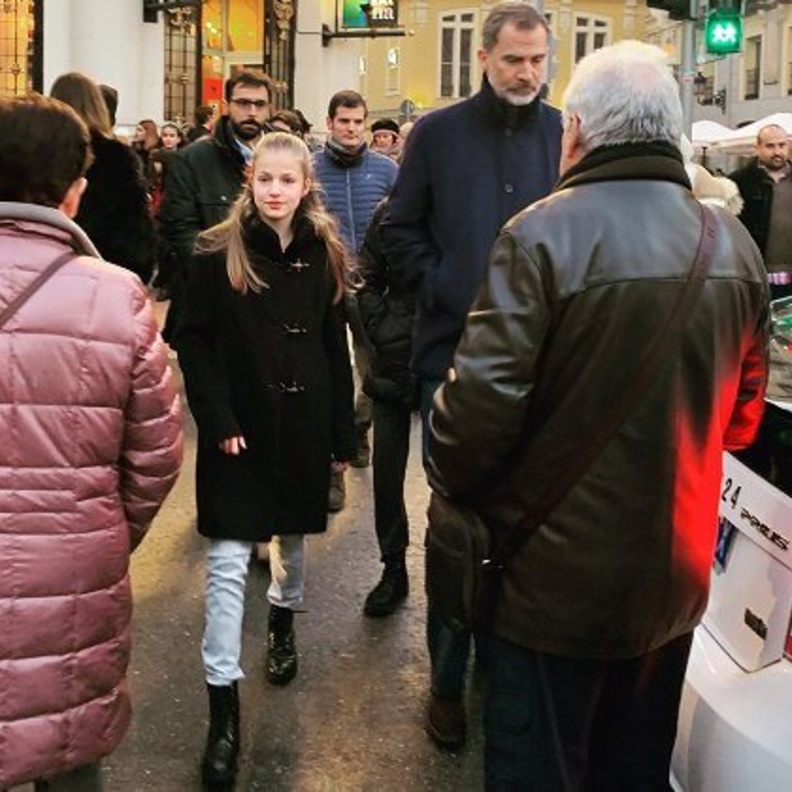 الملك فيليب السادس وولية عهده يزوران قلب مدينة مدريد