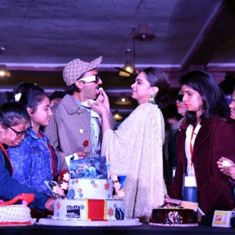 رانفير سينغ يفاجئ زوجته في عيد ميلادها الرابع والثلاثين