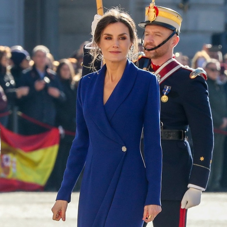 إطلالة الملكة ليتيزيا المميزة خلال العرض العسكري للعام الجديد في مدريد