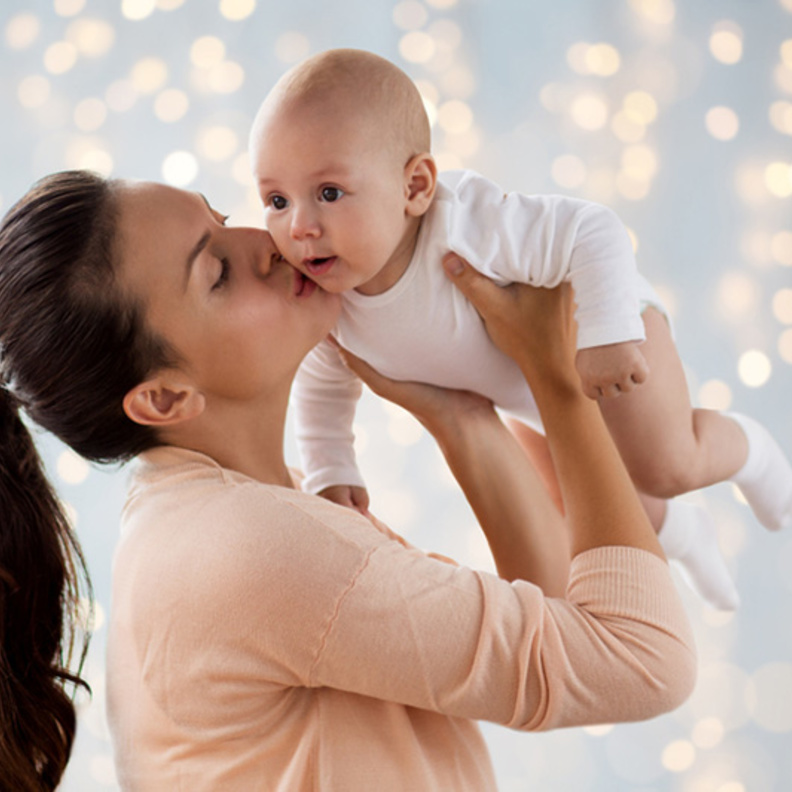 فوائد تقبيل الأم لرضيعها في فمه 