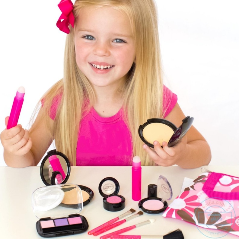 اضرار المكياج على بشرة الاطفال