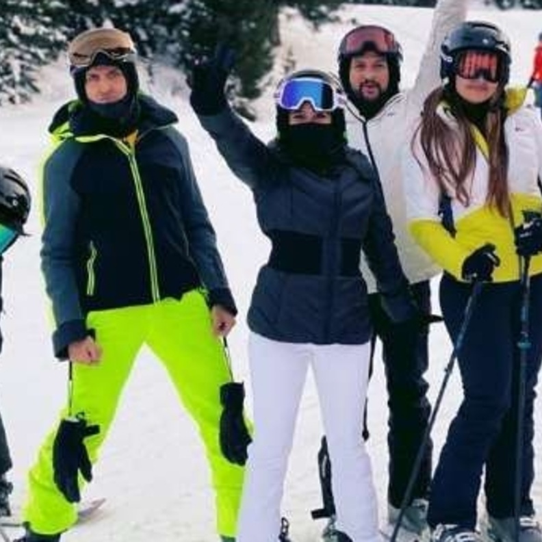 سوزان خان تنضم إلى هريثيك روشان وعائلته في عطلة ثلجية