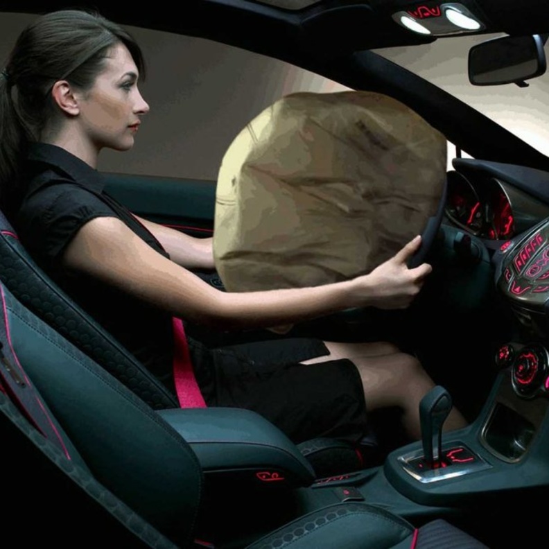 تعد الوسائد والأكياس الهوائية من أبرز وسائل الأمان والحماية لركاب المقصورة عند التعرض لخطر الحوادث والتصادمات