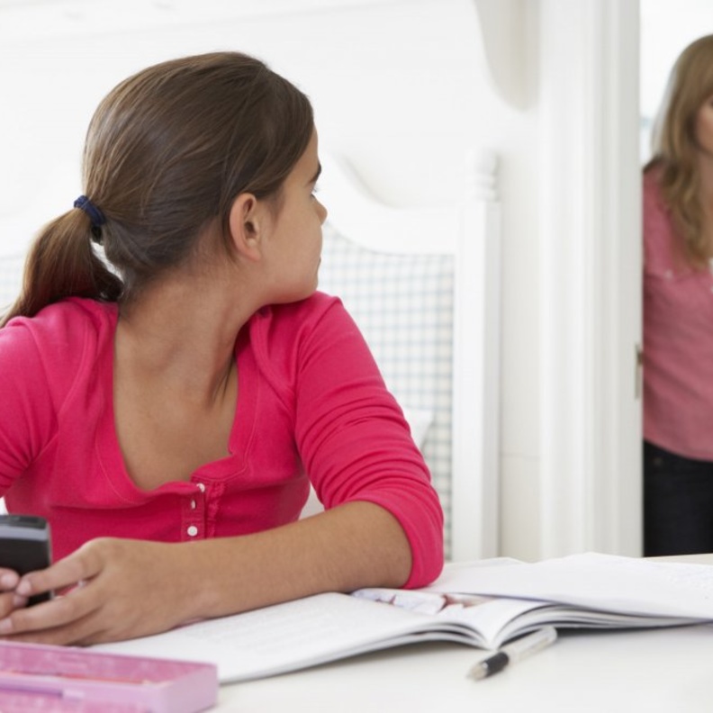 أضرار تفتيش الاب والام في خصوصيات أبنائهم