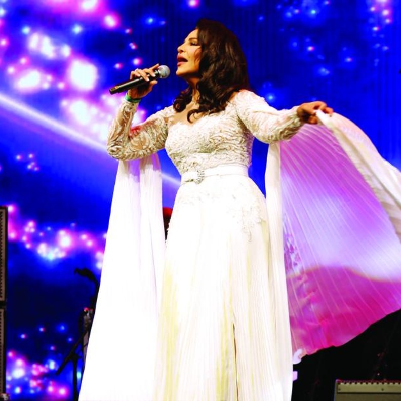 الأكسسوار الذي لا تتخلى عنه أحلام في الفترة الاخيرة الحزام الذي يحدد خصرها