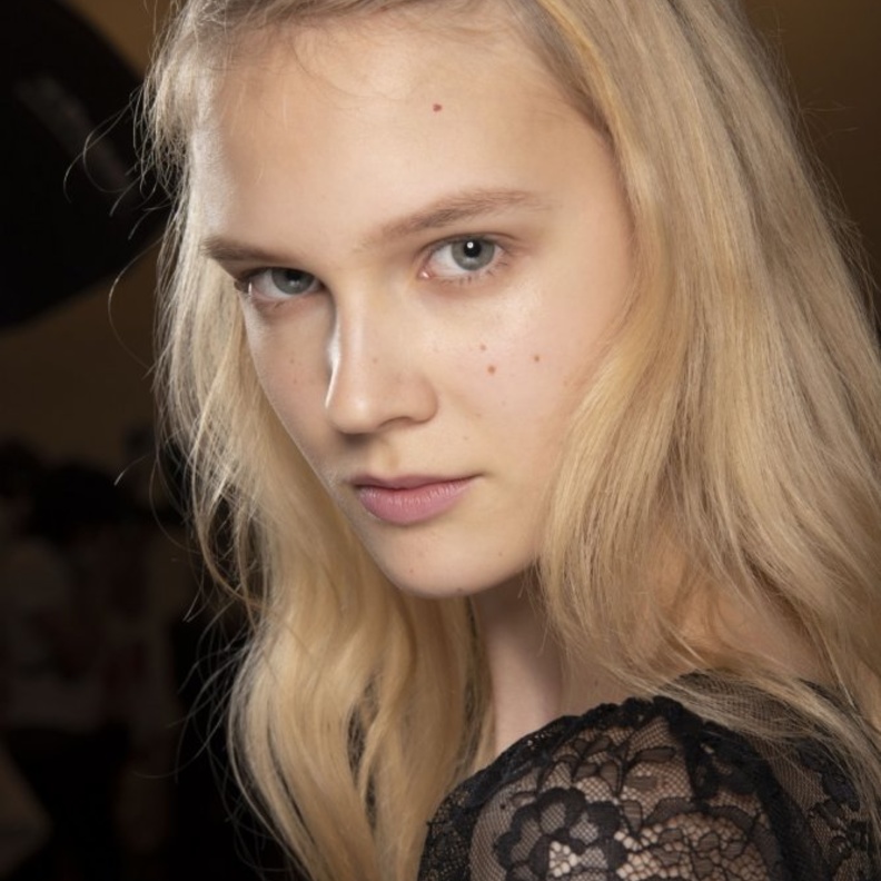 اكسسوارات شعر الدبابيس السوداء الرفيعة على طريقة Mary Katrantzou