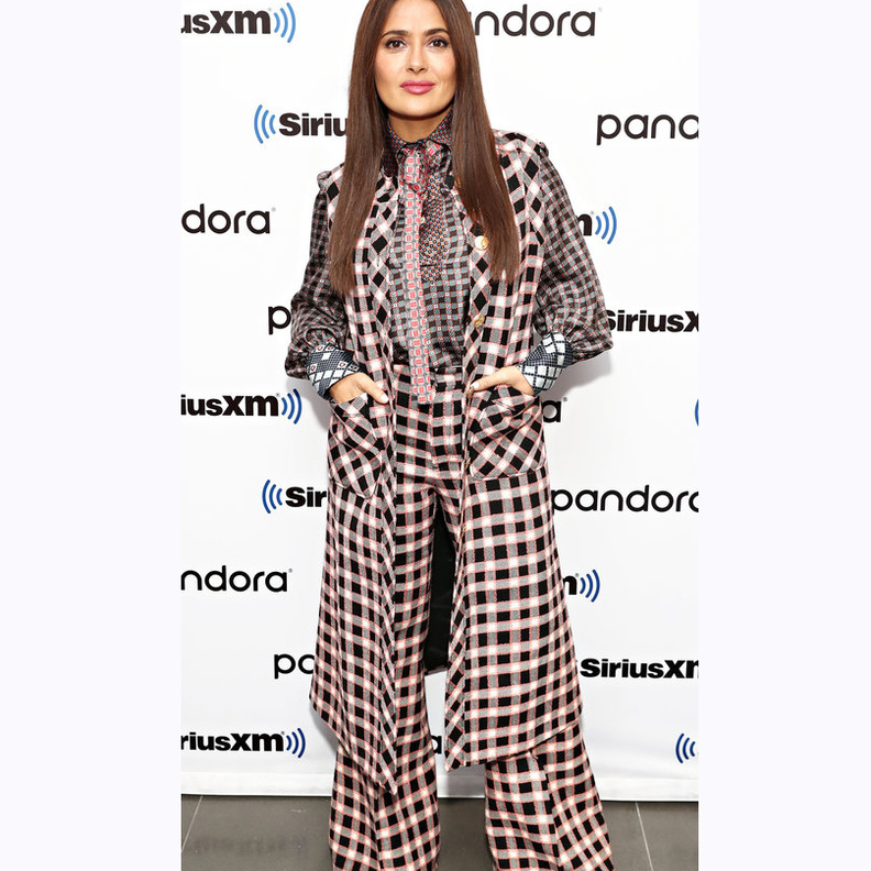 اطلالة راقية للجميلة ASHLEY BENSON بفستان سهرة فاخر ومرصع بالاحجار الكريمة من توقيع Georges Hobeika