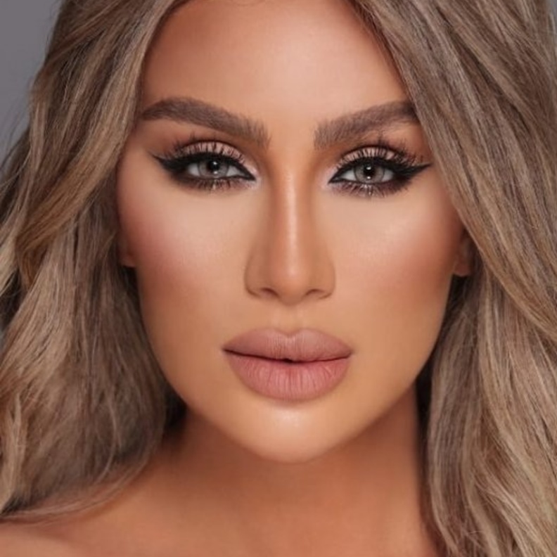 خطوات وضع مكياج العيون الصغيرة على طريقة النجمات