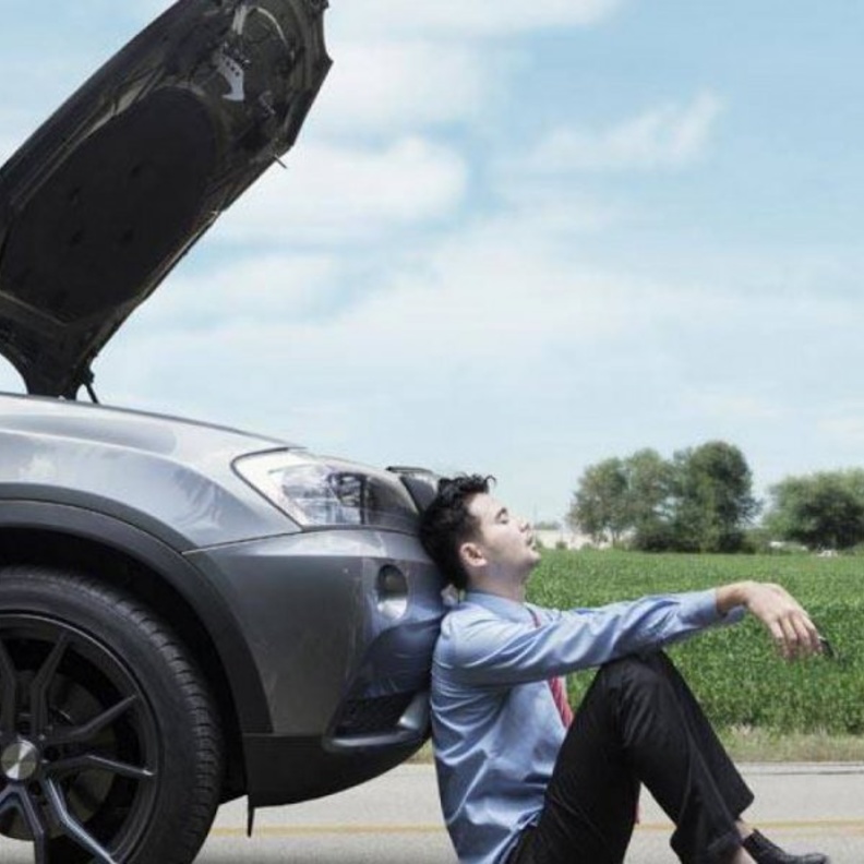 تعطل السيارة في الطريق