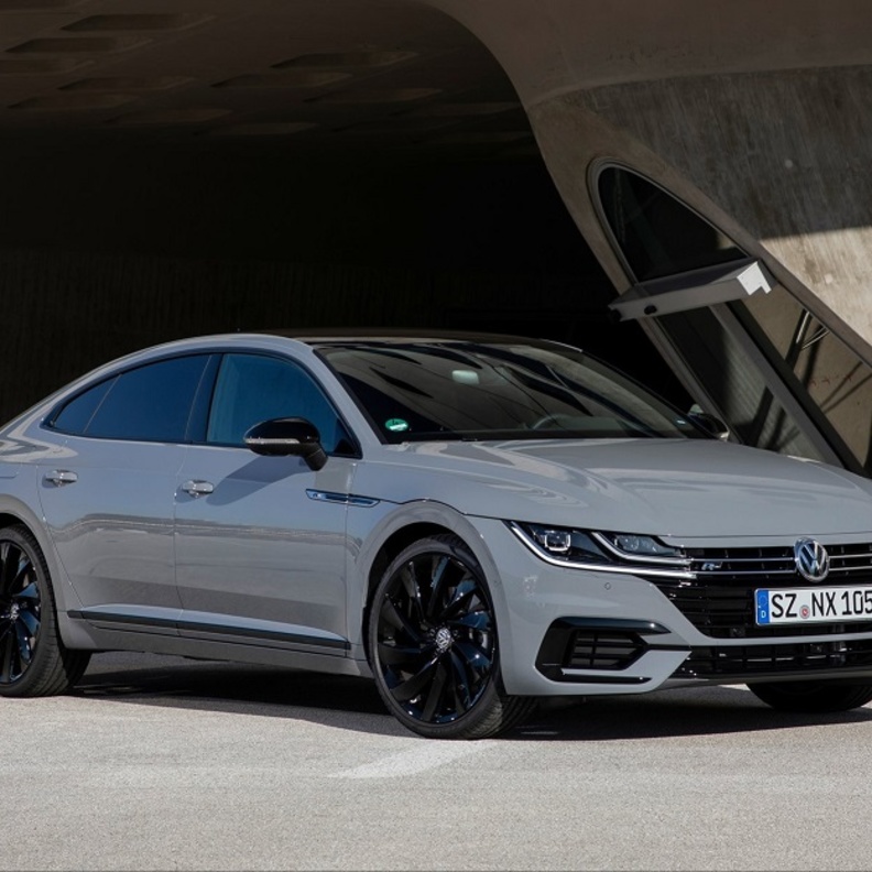 تتمتع نسخة الإصدار الرياضي بطلاء خارجي من اللون الرمادي مع سقف باللون الأسود