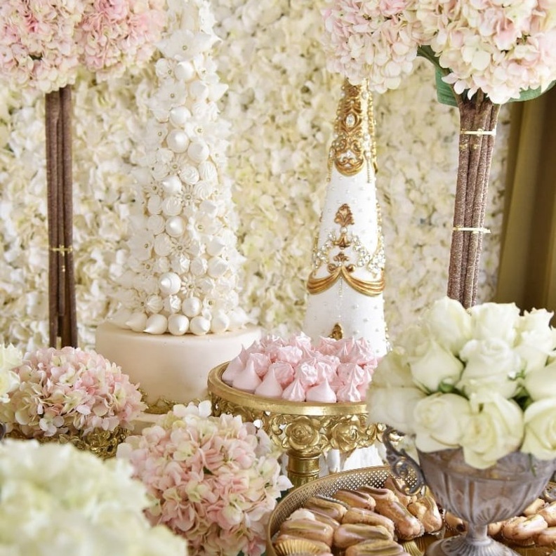 تتنوع قطع الضيافة بين الأصناف العربية والغربية