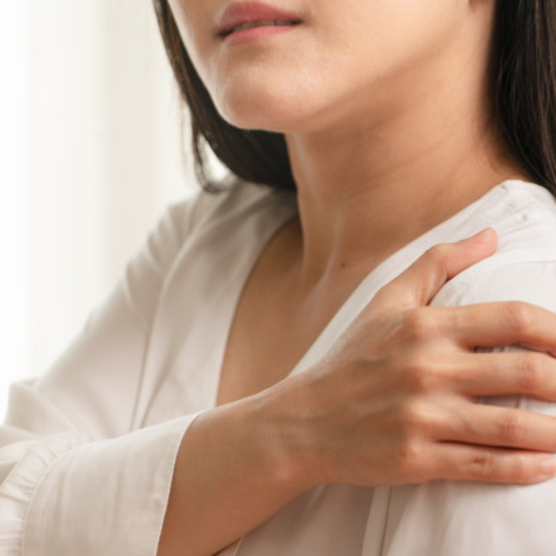  الالتهاب الكيسي في الكتف يسبب الألم و التورم