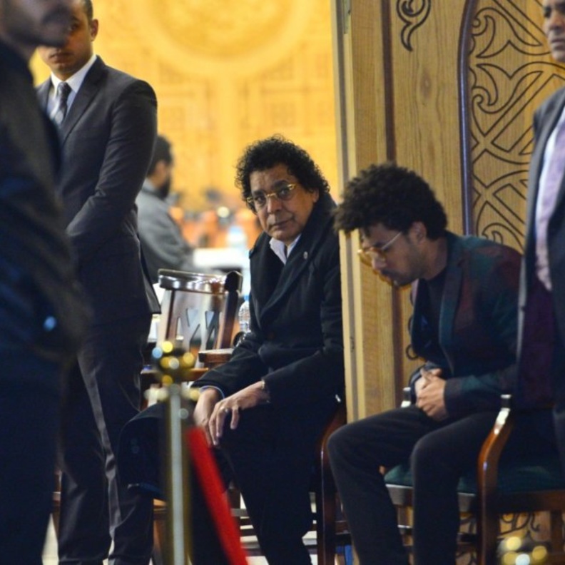 محمد منير في عزاء زوج شقيقته الراحل