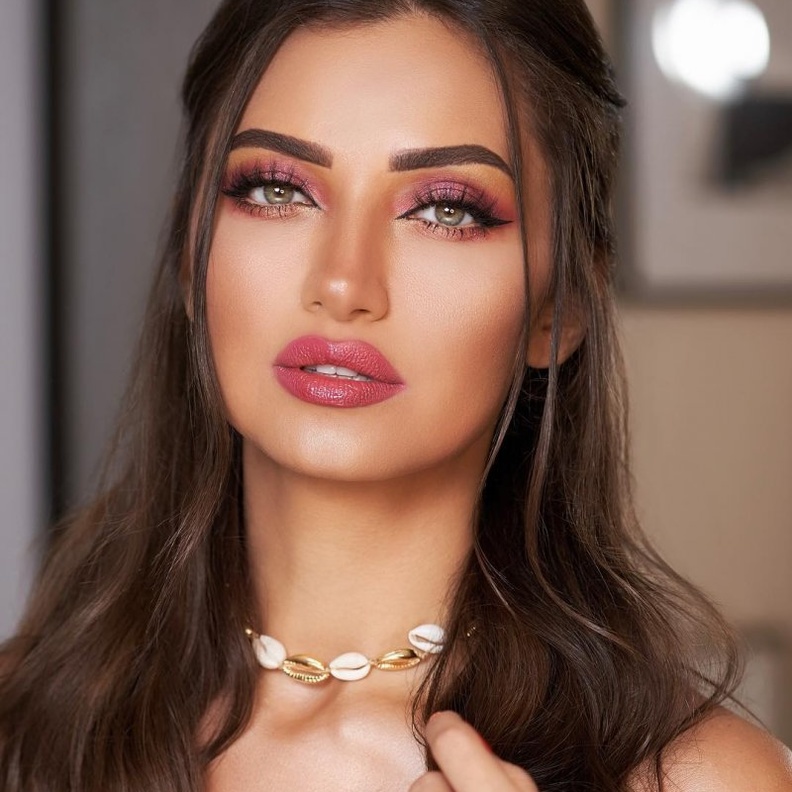 زينة يازجي بظلال وردية