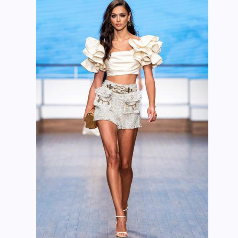 Elisabetta Franchi تأخذنا برحلة بحرية على متن يخت فاخر