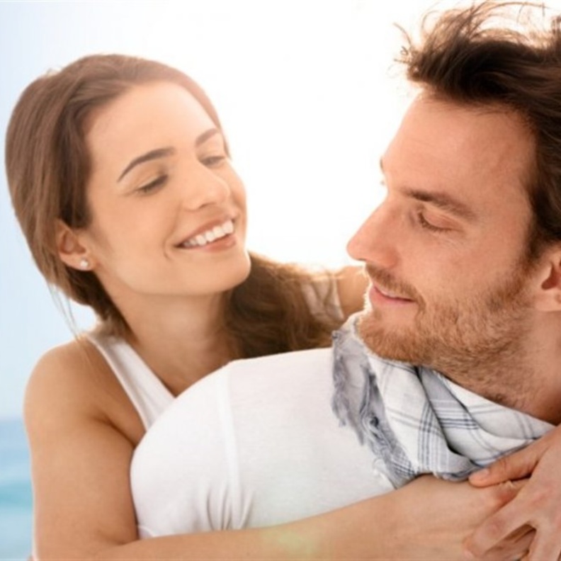 كيف يتعامل الرجل مع المرأة التي تحب الاهتمام