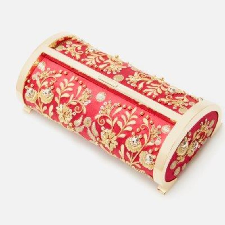 حقيبة METROPOLITAN INSIGNIA CLUTCH تحيّة تقدير لمسيرة Carolina Herrera