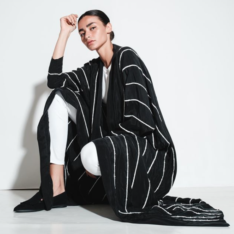 عبايات سوداء جذابة