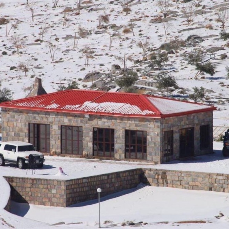  الثلوج تغطي قمة جبل جيس في إمارة رأس الخيمة في الإمارات