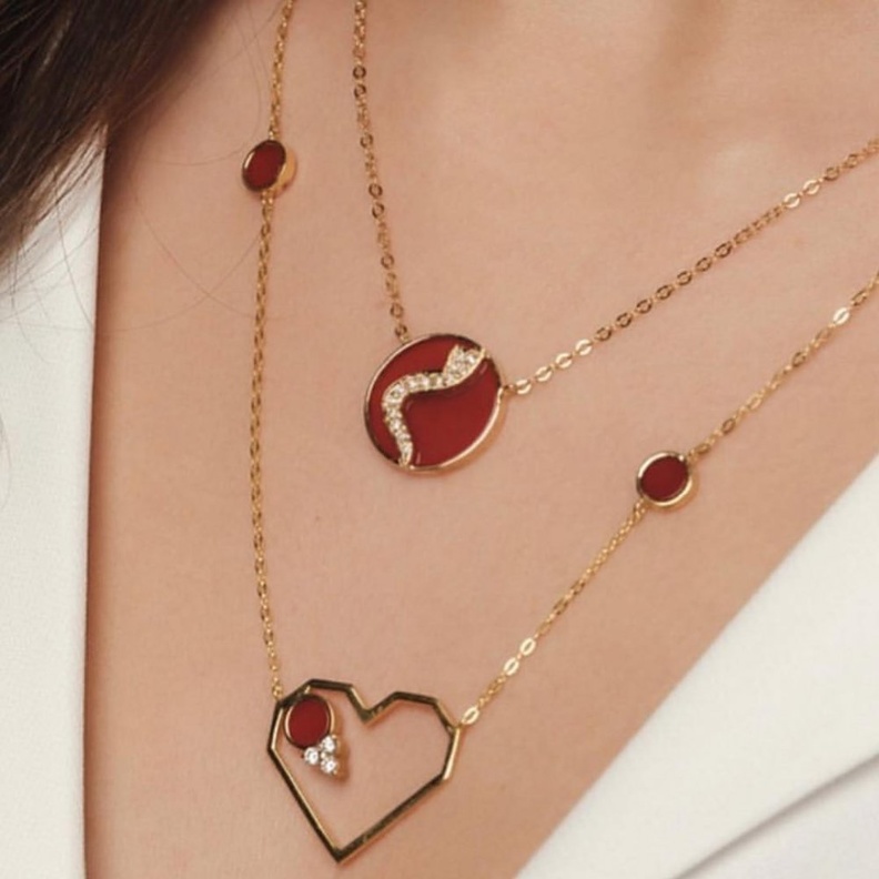  سلاسل ذهب مزدانة بالحروف