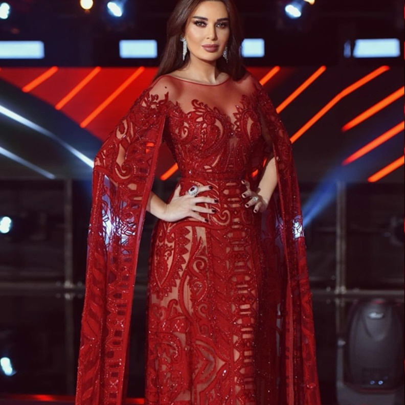 فساتين سهرة فاخرة مع الاكمام المنسدلة