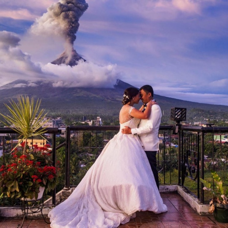 ابدع المصور راندولف ايفان في التقاط صور حفل الزفاف امام دخان البركان المتصاعد