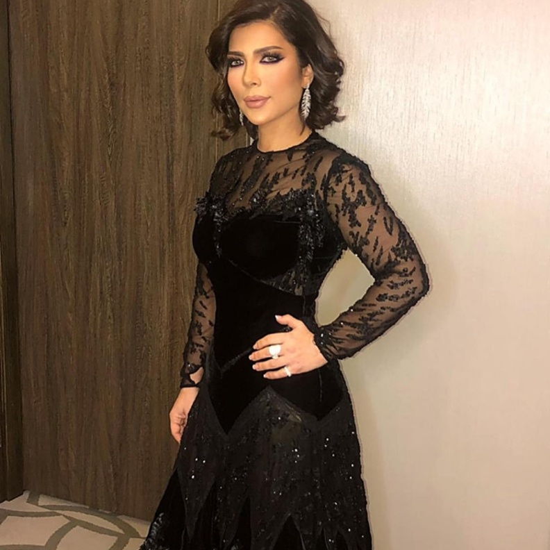 اطلالة النجمة أصالة بفستان أسود فاخر مع الشك والتطريز والأقمشة المخملية بتوقيع المصمم اللبناني نيكولا جبران
