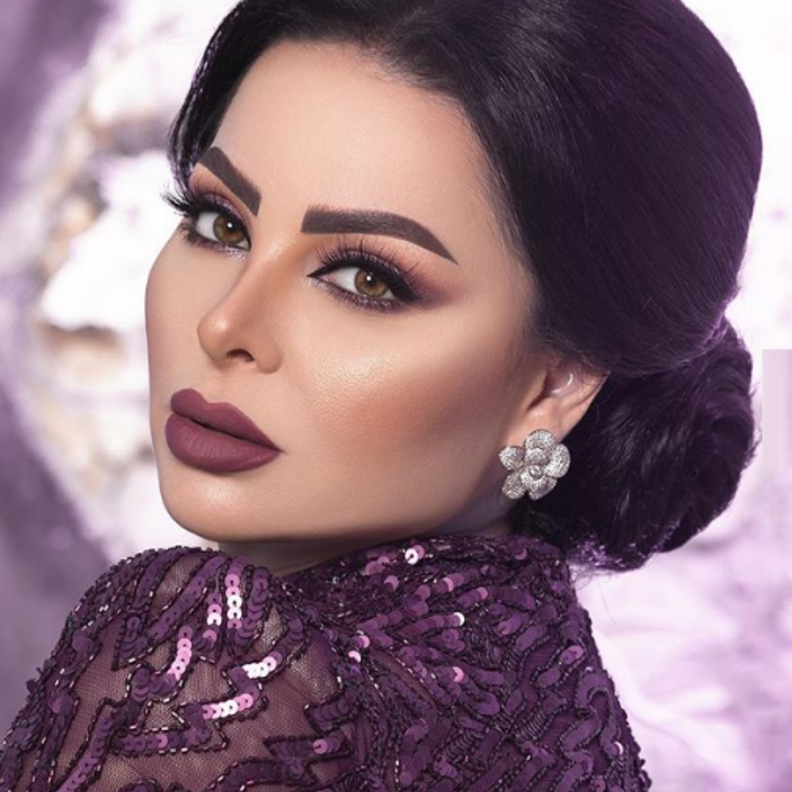 من احدث اطلالات مكياج وتسريحات شعر ديانا كرزون