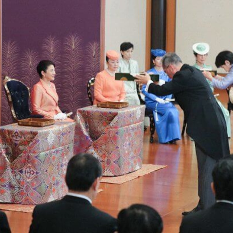 العائلة الإمبراطورية اليابانية تستضيف جلسة لقراءة الشعر
