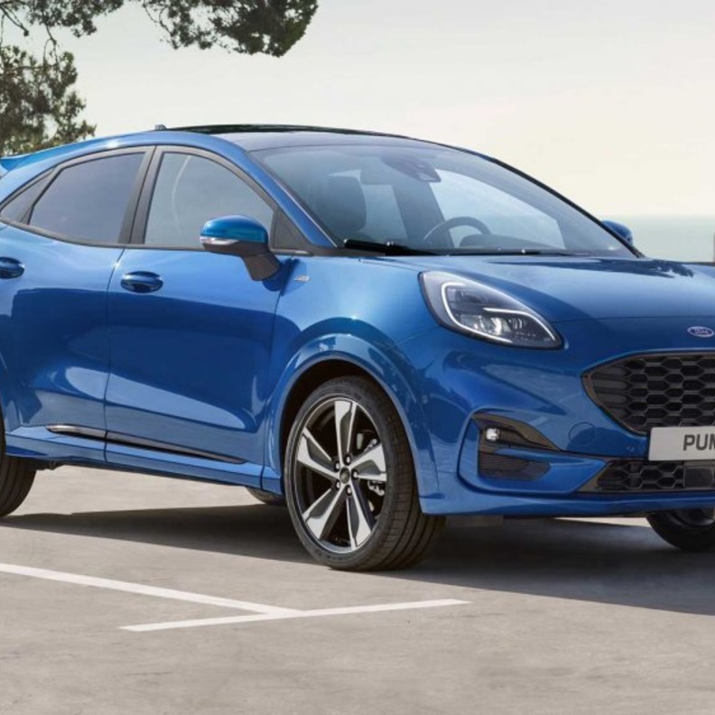 تبرز الخطوط الخلفية لـ Puma مع مصابيح ذات تصميم أنيق، وجناح خلفي كبير يعزز من ثبات المركبة