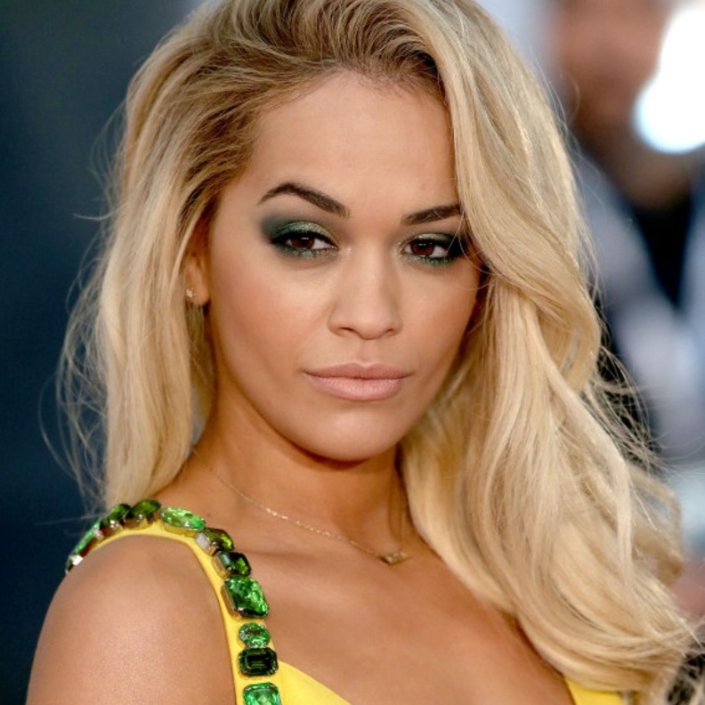 ظلال العيون بدرجات الأخضر الداكن