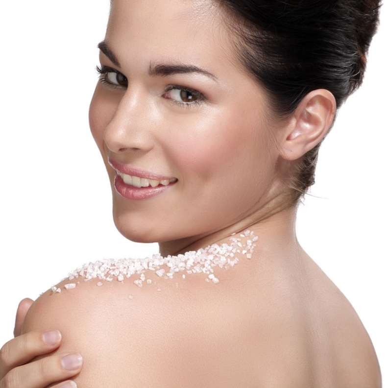 تقشير الجسم بالملح الخشن والليمون