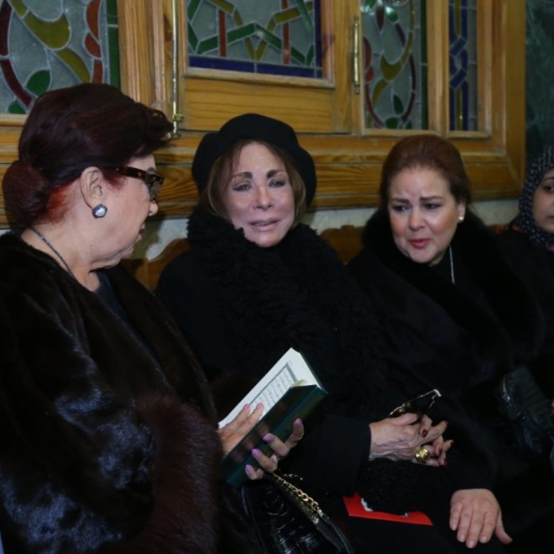 لبنى عبد العزيز في عزاء ماجدة