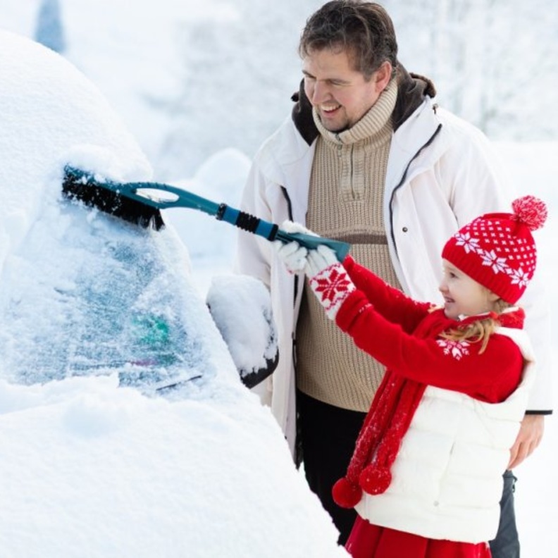 احرصي على تنظيف الزجاج الأمامي لسيارتك باستخدام سائل التنظيف الملائم