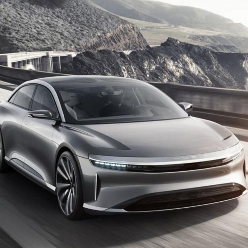  تتمتع السيارة بخطوط خارجية مميزة مع مصابيح أمامية بتقنية LED