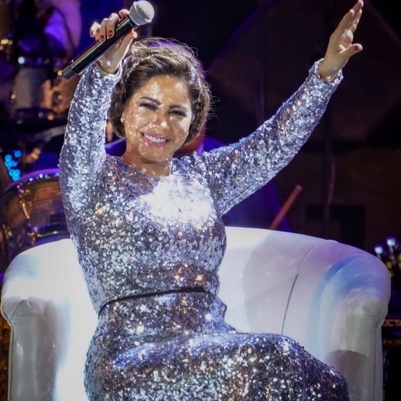 شيرين عبد الوهاب تثير قلق الجمهور بغنائها على كرسي 