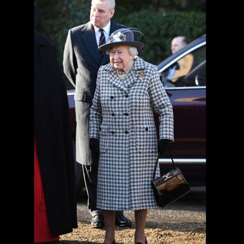 الملكة إليزابيث تبدو أنيقة في أحدث ظهور لها بعد أزمة هاري وميغان 