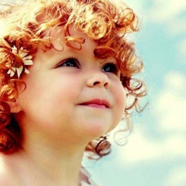 العناية بشعر الأطفال المجعد