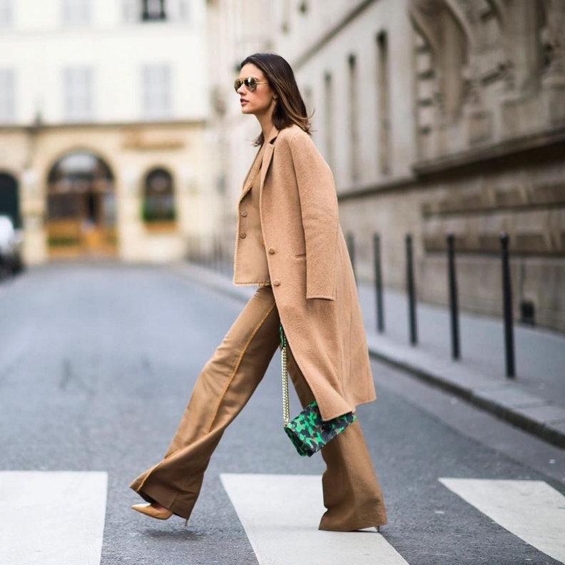 موديلات معاطف باللون البيج