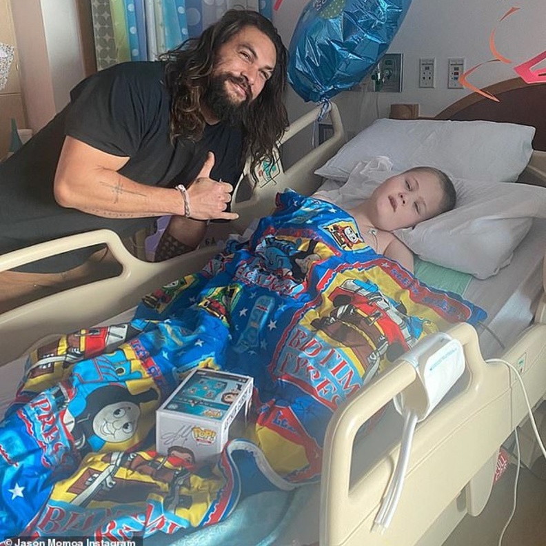 جيسون موموا في زيارة للأطفال المرضى